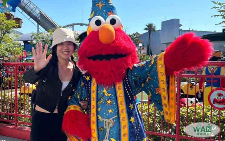 與遊行人物拍照