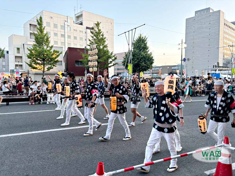 秋田竿燈祭典遊行